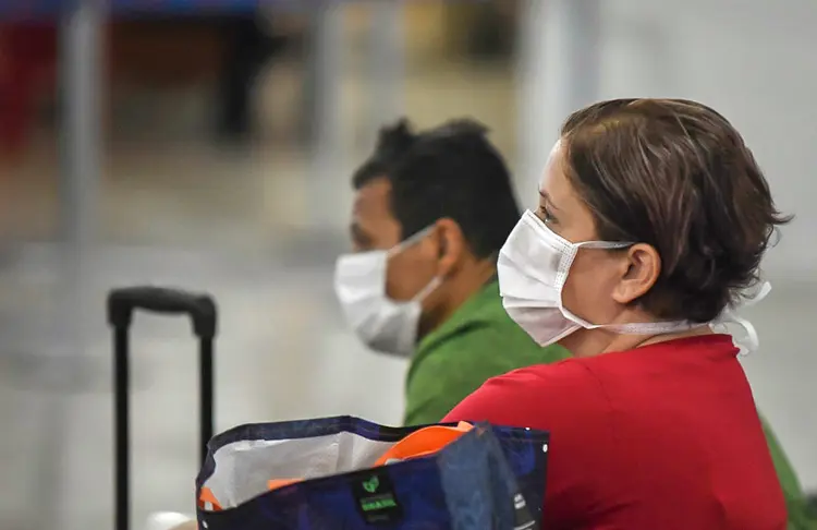 Passageiros no aeroporto Santos Dumont, no Rio, durante surto de coronavírus (Fabio Teixeira/Getty Images)