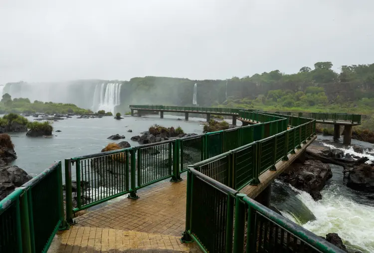 O grande volume de chuva que atingiu a região nos últimos dias assustou, mas ao mesmo tempo proporcionou imagens deslumbrantes das paisagens (Kiko Sierich/Getty Images)