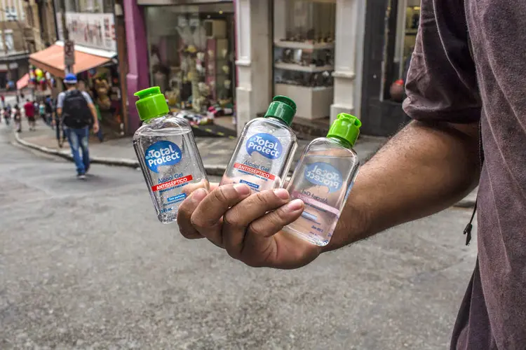 Álcool gel: Procon-SP informou que está fiscalizando estabelecimentos no estado de São Paulo (Rodrigo Capote/Getty Images)