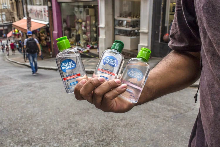 Coronavírus: álcool em gel é vendido nas ruas no centro de São Paulo (Rodrigo Capote/Getty Images)