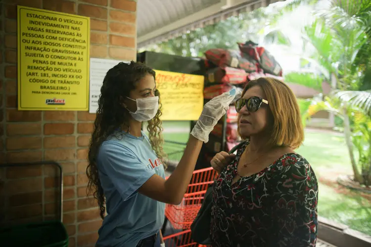 Profissionais da saúde confirmam temperatura de pessoas: país está em alerta para a transmissão do novo coronavírus (Andre Coelho/Getty Images)