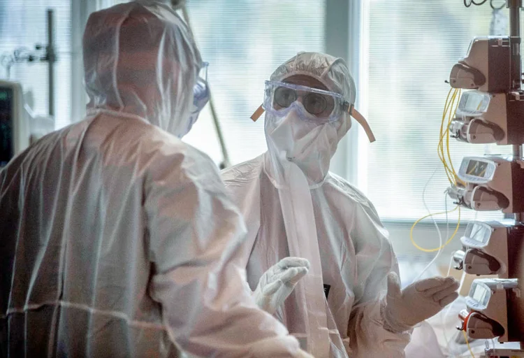 Médicos tratam paciente com a Covid-19 (Antonio Masiello/Getty Images)