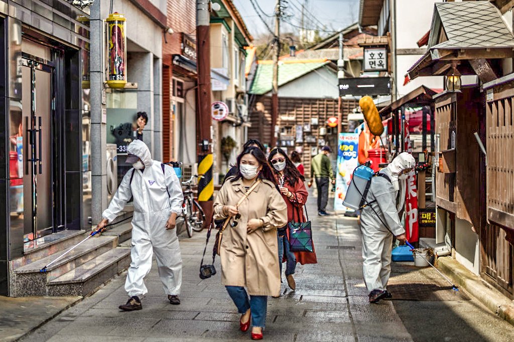 Pessoas na Coreia do Sul: autoridades do país acreditam que vírus pode ter se "reativado" em pacientes próximos de receber alta (Seong Joon Cho/Getty Images)
