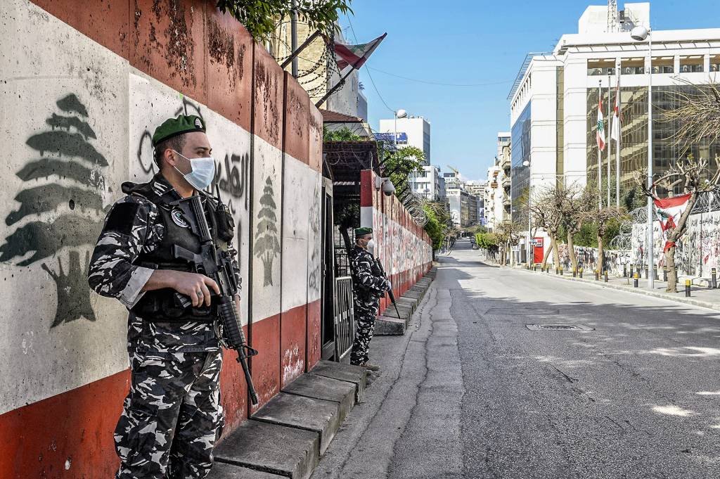 Quarentena no Líbano: forças armadas patrulham as ruas de Beirute desde o último sábado, dia 21, para garantir que ninguém saia de casa. (Hussam Chbaro/Anadolu Agency/Getty Images)