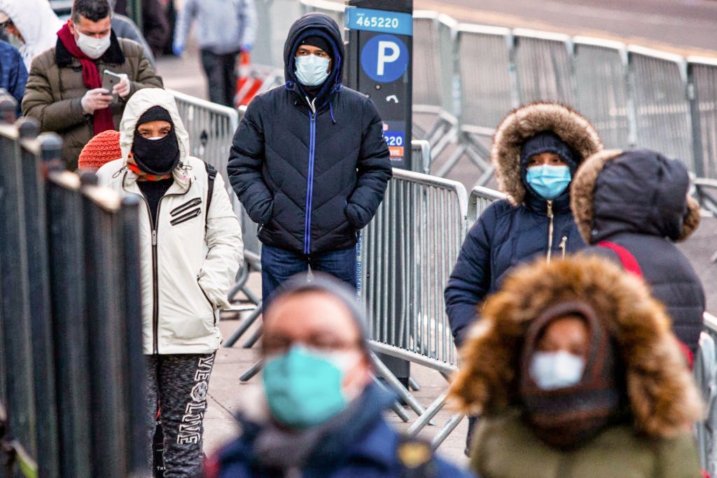 Pessoas com máscaras nos Estados Unidos: número de casos confirmados passou da marca de 500 mil no país (Eduardo Munoz Alvarez/Getty Images)