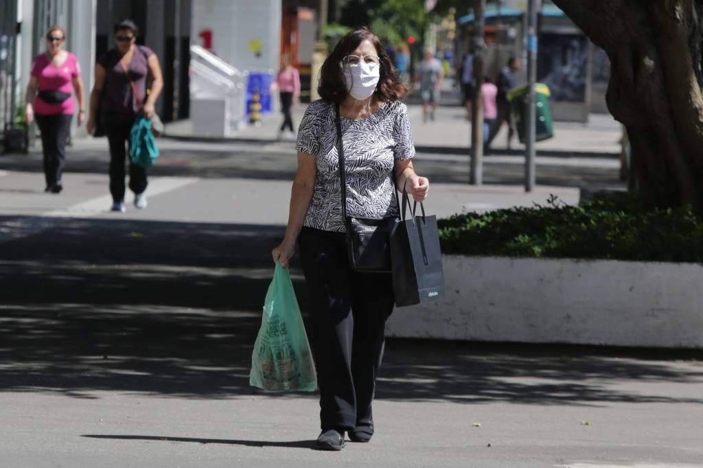 No Brasil, fábricas já se adaptam para produzir respiradores e máscaras