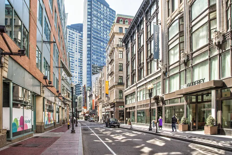 Boston, nos Estados Unidos: as medidas de quarentena esvaziaram as ruas de comércio no mundo todo (Scott Eisen/Getty Images)