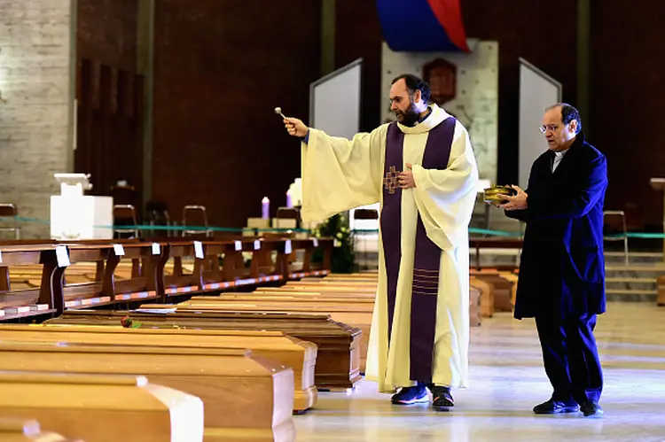 Padre Don Mario abençoa os caixões das vítimas do covid-19 na igreja de San Giuseppe antes de serem transportados para crematório (Pier Marco Tacca/Getty Images)