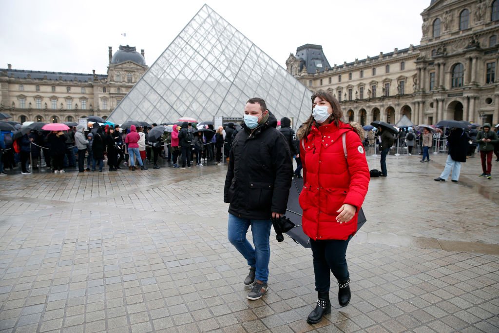 Salão do Livro de Paris é cancelado e Museu do Louvre fecha pelo 2º dia