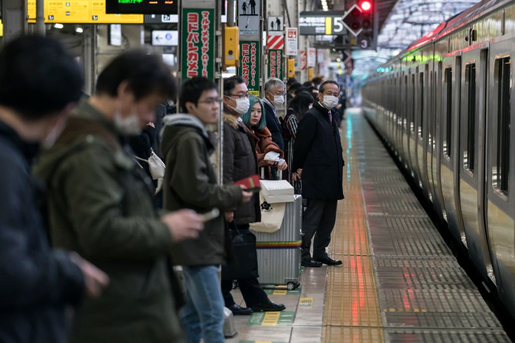 Japão vai impor quarentena a turistas da China e Coreia do Sul