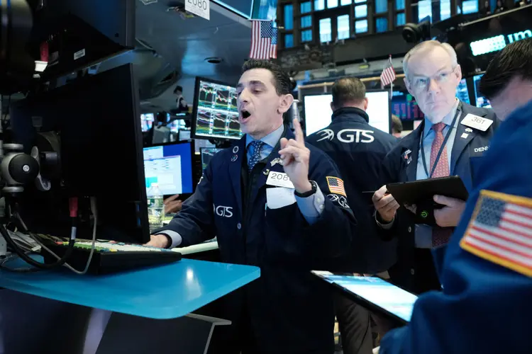 Bolsa de Nova York: principais índices de ações dos Estados Unidos abriram em alta de mais de 2% nesta terça-feira (Spencer Platt/Getty Images)