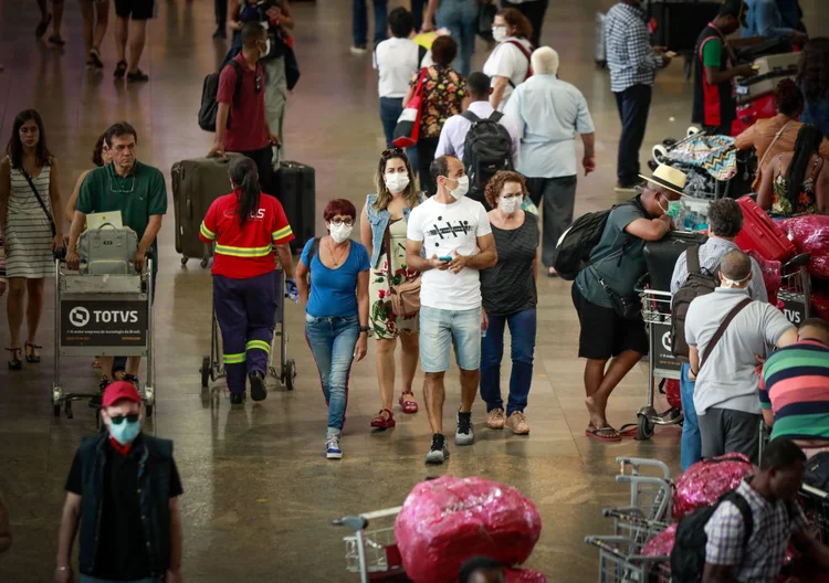 Coronavírus em São Paulo: passageiros no Aeroporto Internacional de Guarulhos usam máscaras (Rodrigo Paiva/Getty Images)