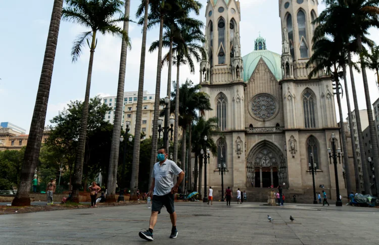 Coronavírus: homem usa máscara para se proteger do surto da doença na Praça da Sé, em São Paulo (Miguel Schincariol/Getty Images)