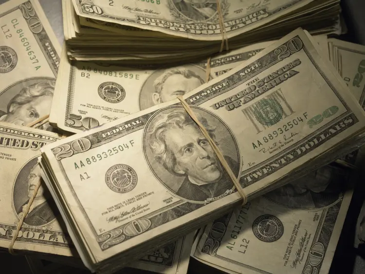 Dólar: moeda americana recuou 1,1% na sessão anterior e fechou cotada a 5,08 reais (Adam Gault/Getty Images)