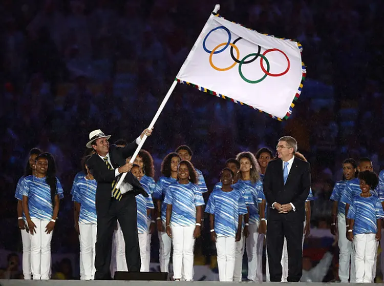 Então prefeito do Rio de Janeiro, Eduardo Paes hasteia bandeira em encerramento das Olimpíada de 2016 (Ezra Shaw/Getty Images)