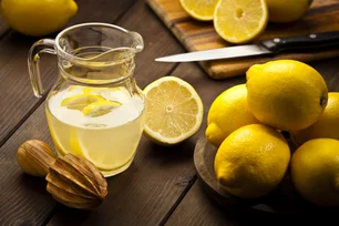 Imagem referente à matéria: Menino de 10 anos faz sucesso com sua barraca de limonada e já acumula mais de US$ 10 mil