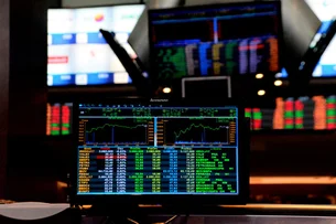 Ibovespa abre com alta de 0,5%; dólar cai 0,15%, cotado a R$ 5,63