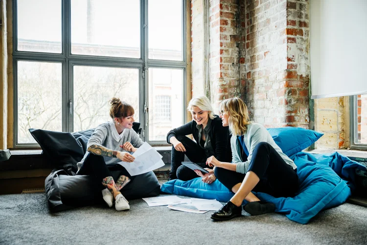 Mulheres conversando em escritório (Hinterhaus Productions/Getty Images)