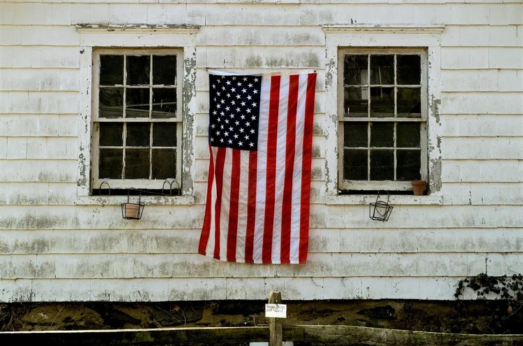 Bandeira dos Estados Unidos: economistas consultados pela Reuters previam que as reivindicações aumentariam para 1 milhão (Zave Smith/Getty Images)