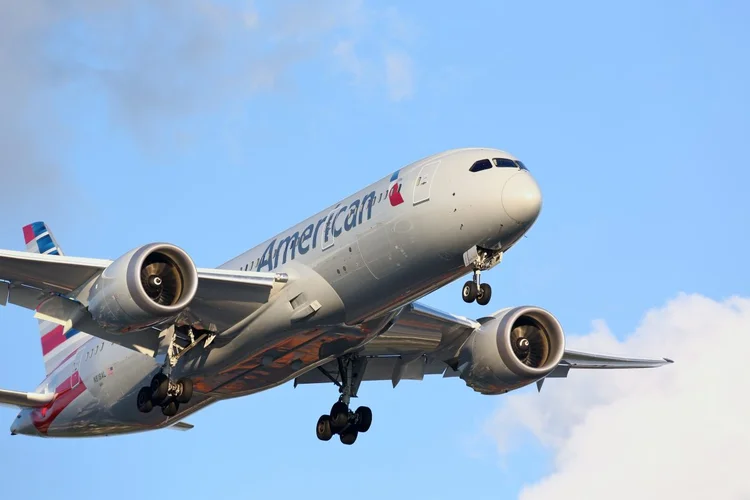 CHICAGO, ILLINOIS / USA - July 13, 2017: Brand new American Airlines Boeing 787 Dreamliner on final approach to O'Hare International Airport during it's long distance flight from Asia (Getty/Getty Images)