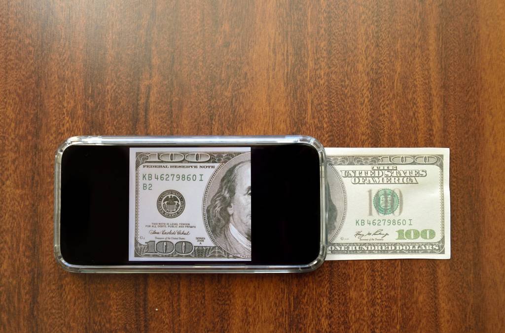 Com o dólar em alta, ainda vale a pena comprar um iPhone fora do Brasil?