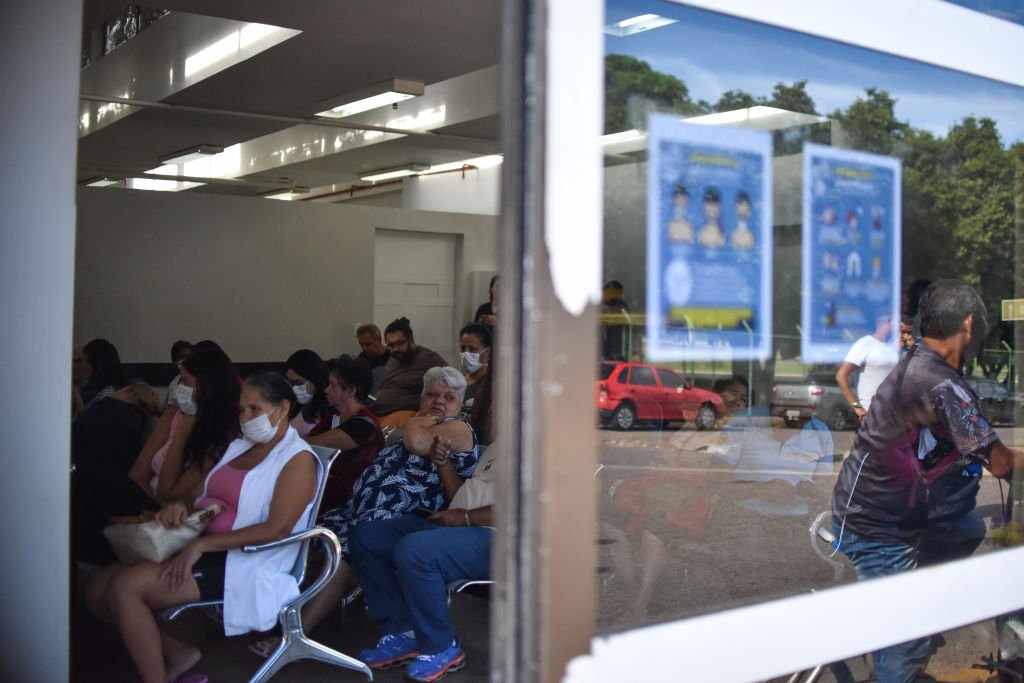 Pessoas com máscara em unidade de saúde: o estado de Minas Gerais tem dezenas de casos confirmados do coronavírus (Getty Images/NurPhoto)