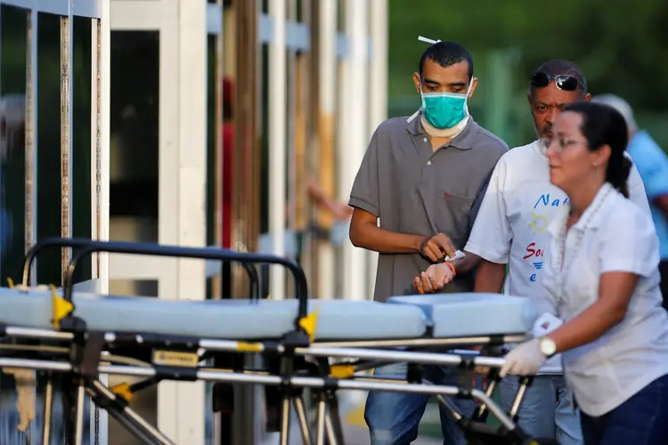 Pessoas com máscaras no HRAN: paciente do hospital em Brasília está em estado grave. (Adriano Machado/Reuters)