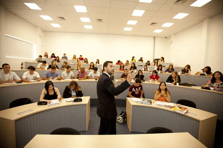 Aula no Ibmec: compra do grupo Adtalem pela Yduqs ainda aguarda aprovação do Cade (Ibmec/Divulgação)