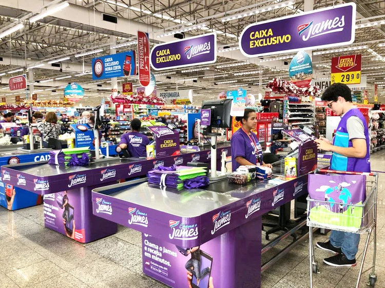 Entregador do James Delivery passa em supermercado Extra no Itaim, em São Paulo (Grupo Pão de Açúcar/Divulgação)