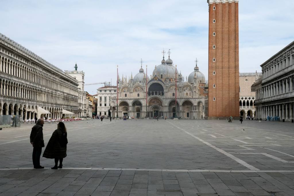 Praça São Marcos, em Veneza, vazia em razão da epidemia de coronavírus na Itália: país entrará em estado de total isolamento a partir desta terça-feira (10) (Manuel Silvestri/Reuters)