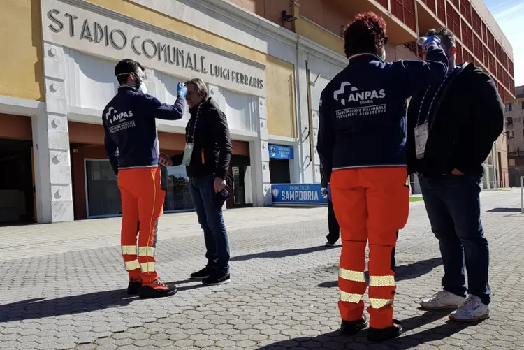 Voluntários verificam a temperatura de quem passa nas ruas de Gênova, Itália, segundo país com o maior número de infectados pelo coronavírus (Nazionale Anpas/Divulgação)