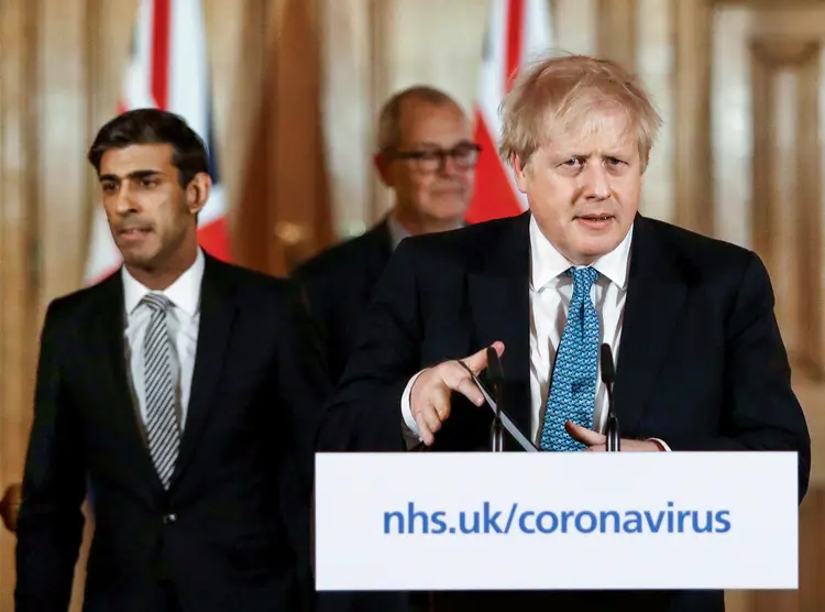 Boris Johnson e Rishi Sunak ao fundo: (Matt Dunham/Pool/Reuters)