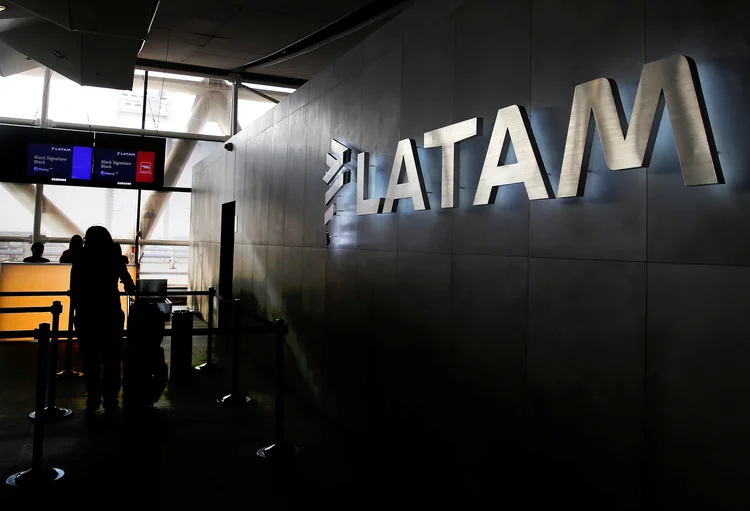 Latam: a companhia já havia cortado pela metade os salários de seus 43 mil funcionários (Rodrigo Garrido/Reuters)