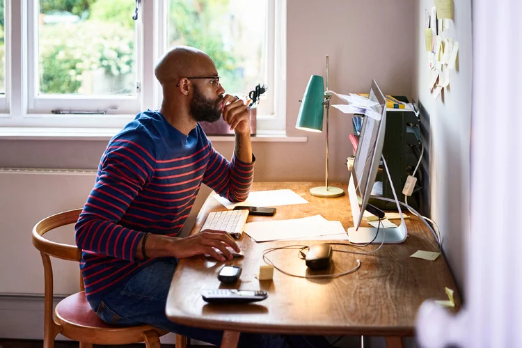 Para começar a organizar as finanças, é necessário elencar as prioridades, definir prazos e estabelecer caminhos (10'000 hours/Getty Images)