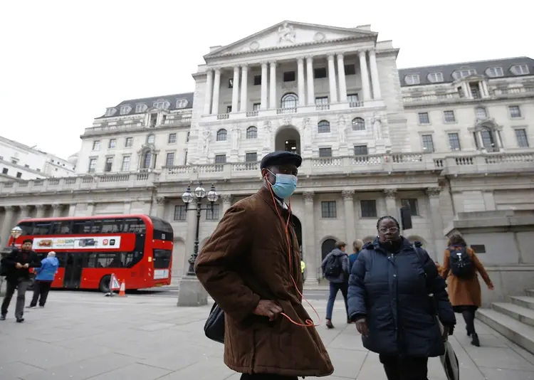 Máscaras em Londres:  bolsas em alta na Europa, mas índices futuros em baixa nos Estados Unidos (Henry Nicholls/Reuters)