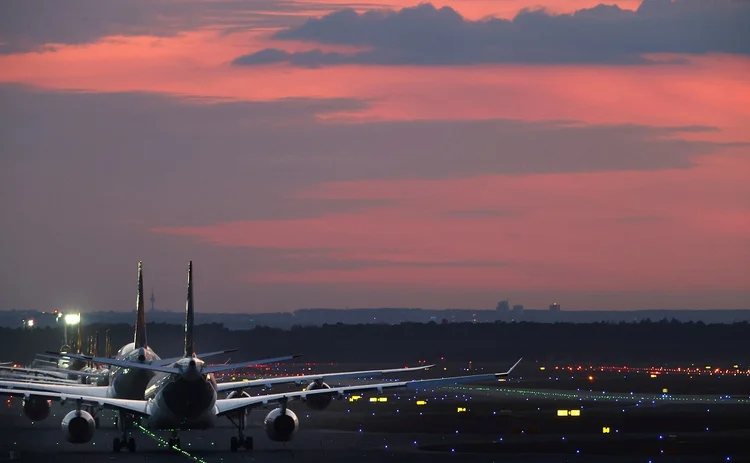 Aviões da Lufthansa estacionados em Frankfurt: direção da empresa  anunciou uma redução 20% em sua remuneração para 2020 (Kai Pfaffenbach/Reuters)