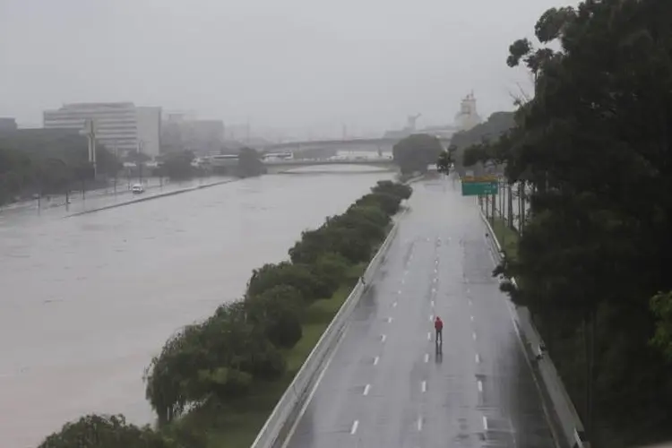 Chuvas em São Paulo: o fenômeno da ilha de calor pode ser uma das causas do aumento de tempestades em SP (Rahel Patrasso/Reuters)