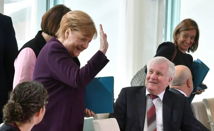 Angela Merkel: chanceler não teve o cumprimento retribuído por ministro alemão por causa do coronavírus (AFP/AFP)