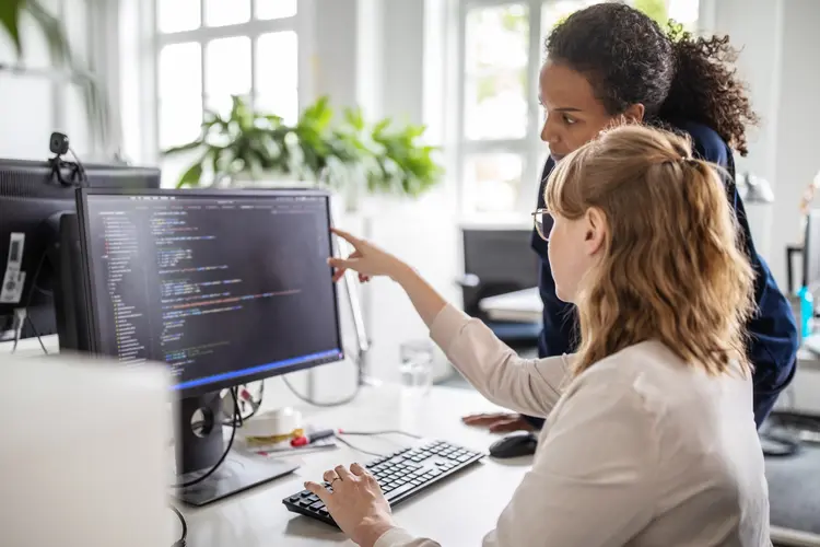 Cursos gratuitos e online apostam na profissionalização de mulheres em TI, a área da vez (Getty Images/Reprodução)