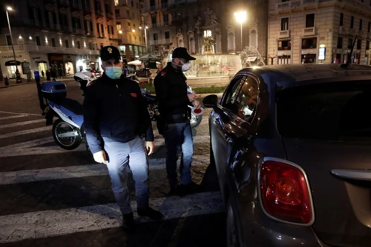 Itália em quarentena: policiais criam ponto de controle em Nápoles. (Ciro de Luca/Reuters)