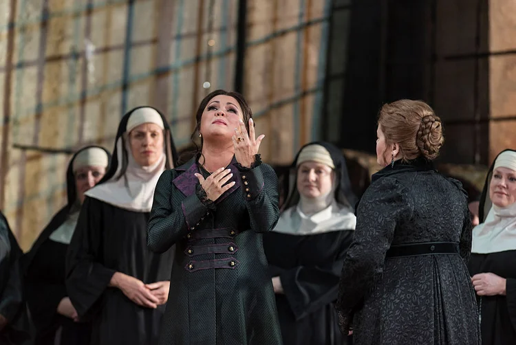 Il Trovatore de Verdi: Anna Netrebko acompanhada da orquestra e do coro do Metropolitan Opera House de Nova York (Jack Vartoogian/Getty Images)