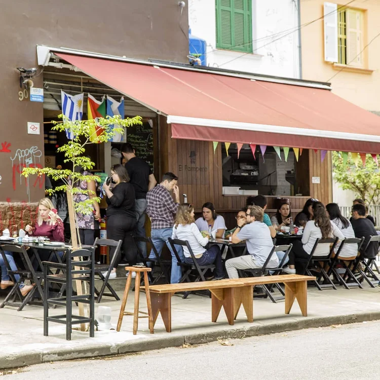 Restaurante em São Paulo: brasileiros esperam se reunir com os amigos e sair após a pandemia (El Pampero/Instagram)