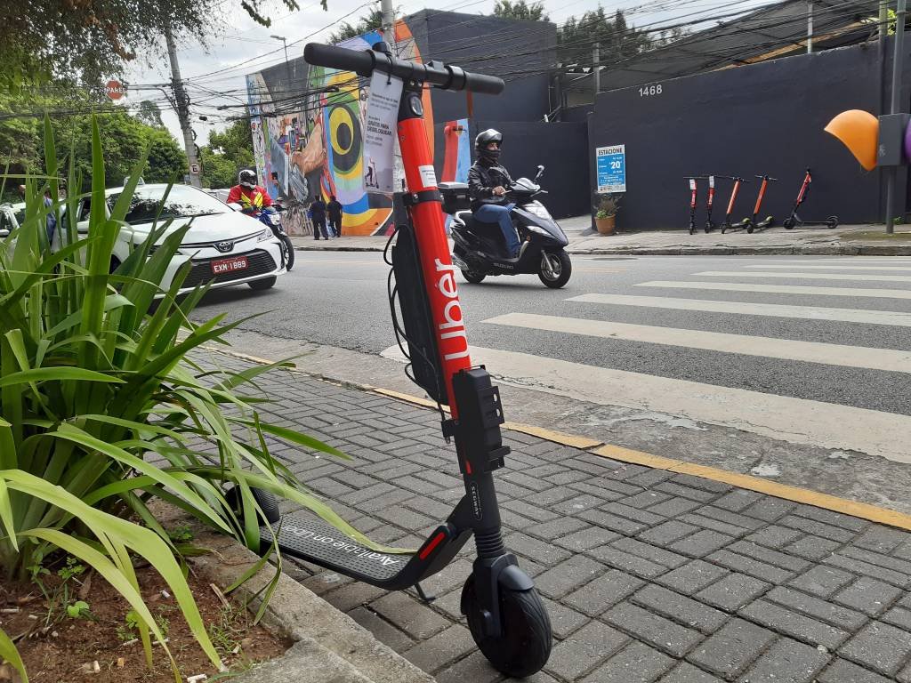 Patinete da Uber na região da Vila Olímpia: patinetes já eram vistos nas ruas de São Paulo pela manhã (Karin Salomão/Exame)