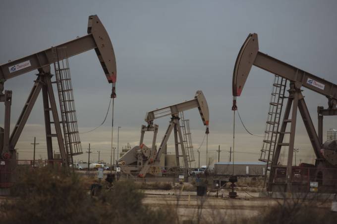 Campo de extração de petróleo: Noruega diz que irá considerar um corte na produção de petróleo, com a condição de que o acordo entre os países da Opep+ seja implementado (Angus Mordant/Getty Images)