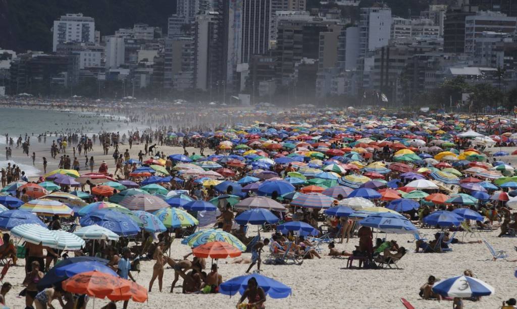 Carioca vai à praia, apesar de decreto proibir aglomerações