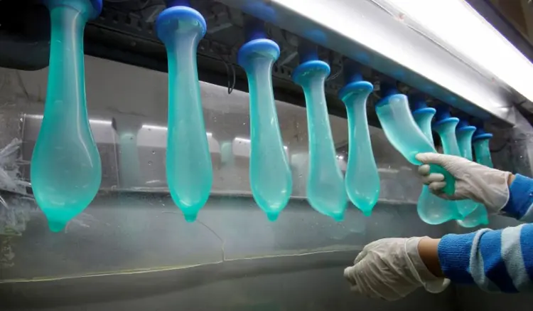 Produção: teste com preservativo na fábrica da Karex em Pontian, 320 km de Kuala Lumpur (Bazuki Muhammad/Reuters)