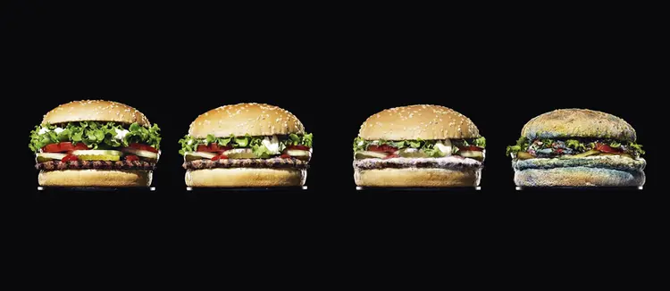 O Whopper, sofrendo ação do tempo, ao longo de 34 dias: menos aditivos químicos | Burguerking/Twitter / 