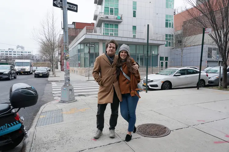 Morgan Hirsh e Madeline Anthony, em Brooklyn, Nova York: más experiências com corretores (Michelle V. Agins/The New York Times)