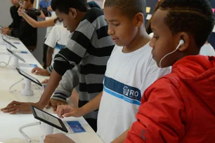 Imagem referente à matéria: Uso de celular: MEC discutirá se proibição será só em salas de aula ou em toda a escola