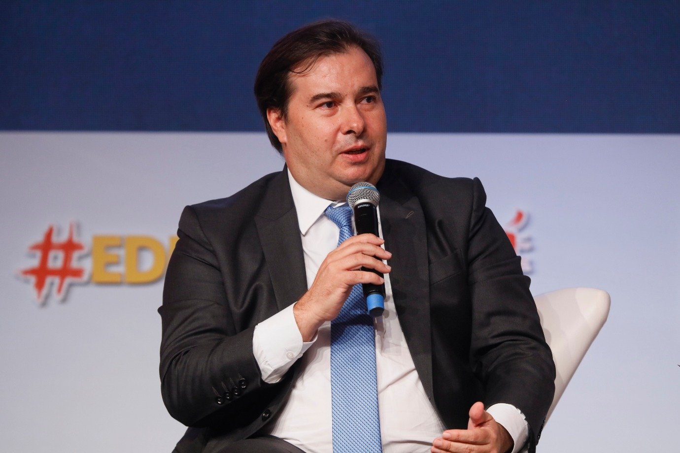 Evento com Rodrigo Maia é encerrado por suspeita de coronavírus